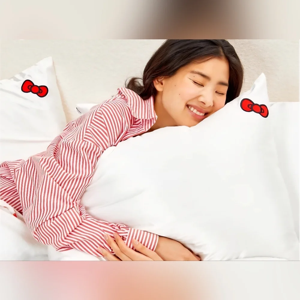 Kitsch x Hello Kitty Satin Pillowcase in Ivory Kitty Bow